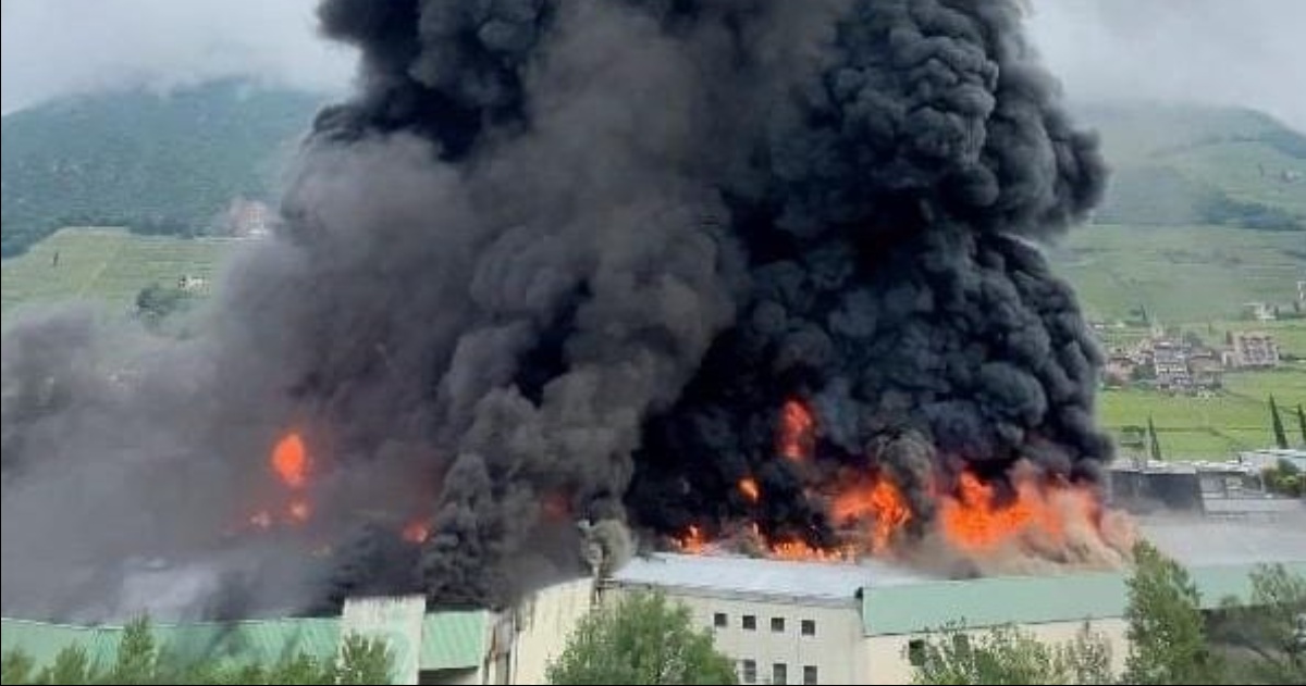 Incendio devastante in Italia.  “Chiudi le finestre e non uscire dalle case” |  Il Rotaliano