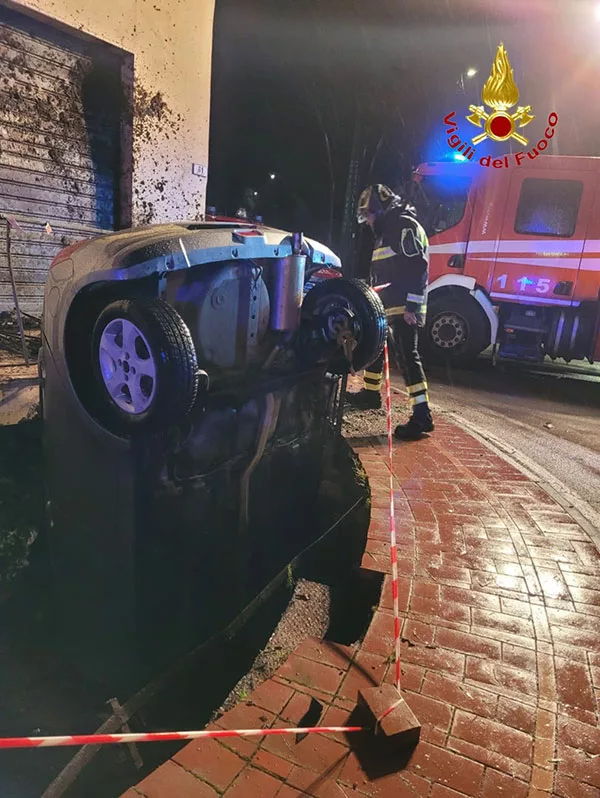 incidente-notte-casal-velino-auto-vigili-del-fuoco