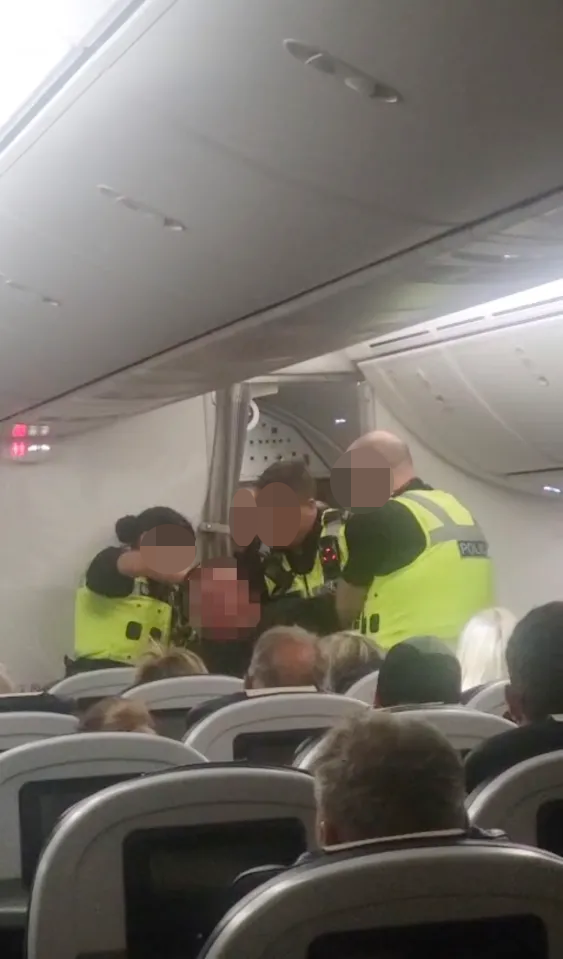 flightmare-shock-moment-drunk-passenger-998966292 flightmare-shock-moment-drunk-passenger-998966292