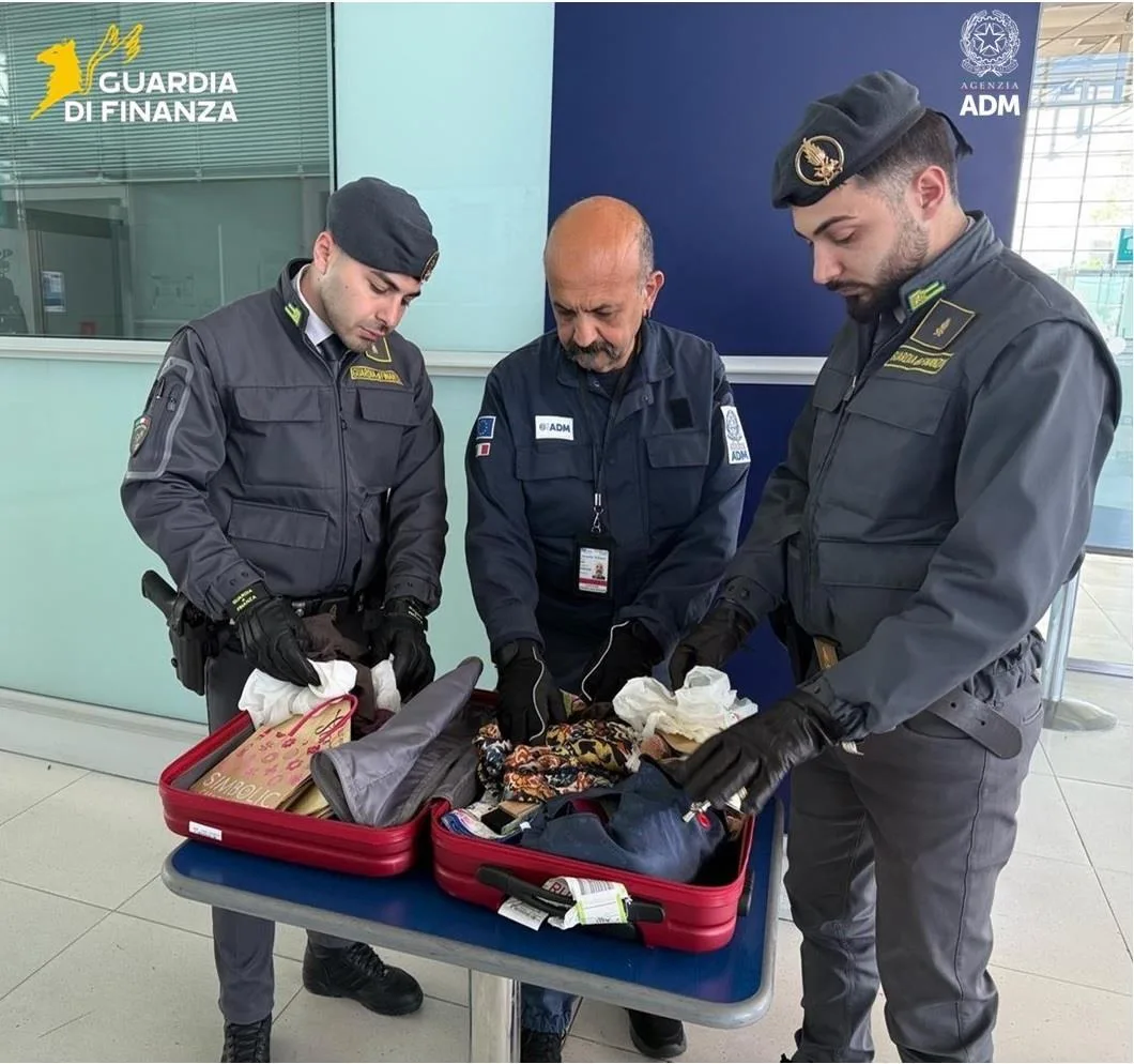 i-soldi-ritrovati-dai-finanzieri-all-aeroporto-delle-marche-di-ancona-falconara-marittima i-soldi-ritrovati-dai-finanzieri-all-aeroporto-delle-marche-di-ancona-falconara-marittima