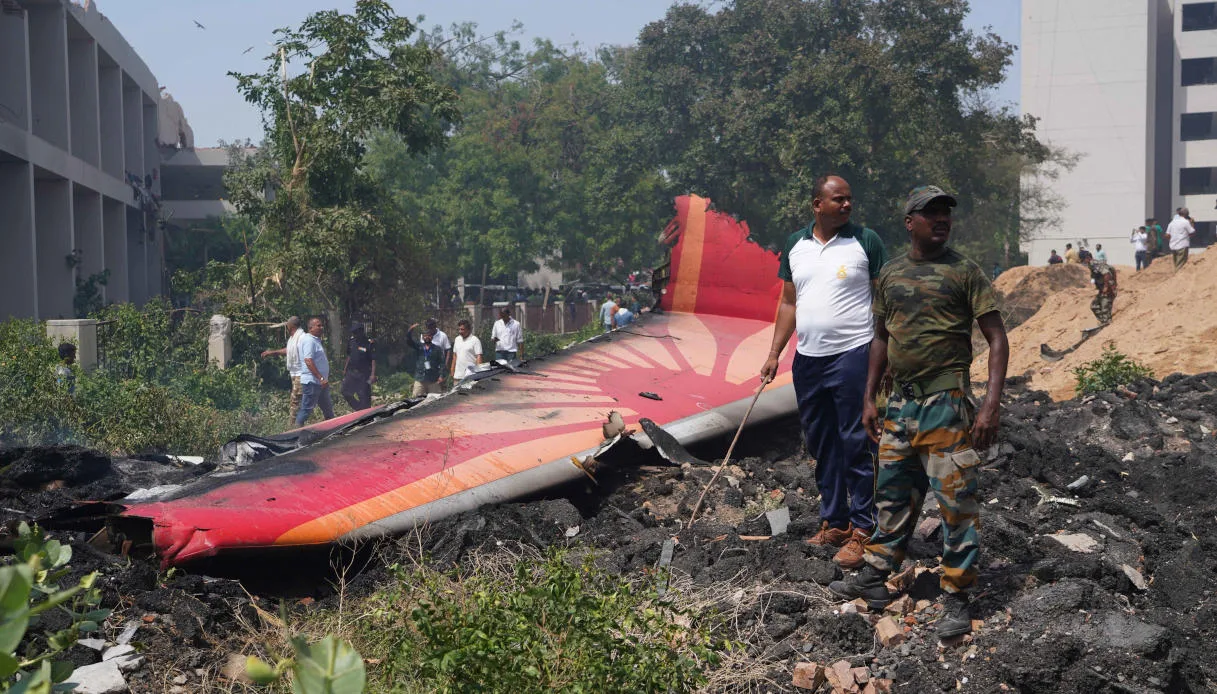India, un aereo con 242 persone a bordo precipita sulle case a pochi minuti dal decollo India, un aereo con 242 persone a bordo precipita sulle case a pochi minuti dal decollo