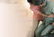 Badantă din Italia, ajută la arestarea unui infractor care a înșelat bătrânul asistat. Bărbatul se dădea drept avocat 1