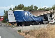 VIDEO | Șofer român de TIR, accident mortal în Italia. S-a izbit într-o clădire după ce a lovit un autoturism 1