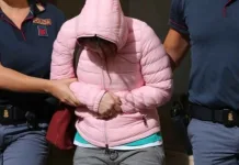 Badantă româncă din Italia, a încercat să împingă polițiștii pe scări. Arestată și condamnată imediat la închisoare 1