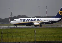 Italia: pasageri sosiți în întârziere la aeroport, forțează ușa de urgență și merg pe jos până la avion. Reținuți și escortați afară din aeroport 1