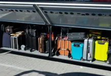 Fetiță de doi ani, băgată într-o valiză de o femeie și transportată cu autocarul. Găsită de șofer 1