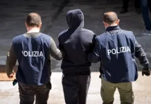 Un italian își spiona vecinele din bloc prin gaura cheii. Femeile au instalat camere de supraveghere pentru a-l prinde 1