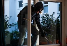 Român din Italia, prinde trei hoți în casa sa și îi bate, apoi îi aruncă de pe terasă. „Am făcut-o pentru a-mi proteja familia” 1