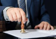 Român care se dădea drept notar în Italia, escrocherii de zeci de mii de euro folosind ștampile contrafăcute 1