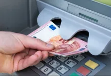 O badantă din Italia a furat banii de pe cardul bătrânului. Trimisă în judecată pentru retrageri frauduloase 1200-20250909201047