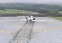 Clipe de groază pentru pasagerii unui avion după ce aeronava a derapat de pistă în timpul aterizării 1