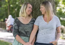 Două femei și-au cunoscut părinții adevărați abia la 35 de ani după ce s-au născut. Schimbate la naștere în spital 1