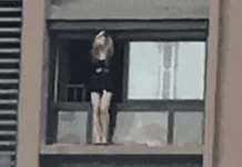 Mamă din Italia, și-a prins fiica de picioare în ultima clipă după ce s-a aruncat pe geam și a ținut-o atârnată în gol până la sosirea polițiștilor 1