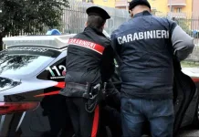 Româncă beată în Italia, a agresat carabinierii și a distrus geamul unei mașini de serviciu 1200-2025102673036 (3)