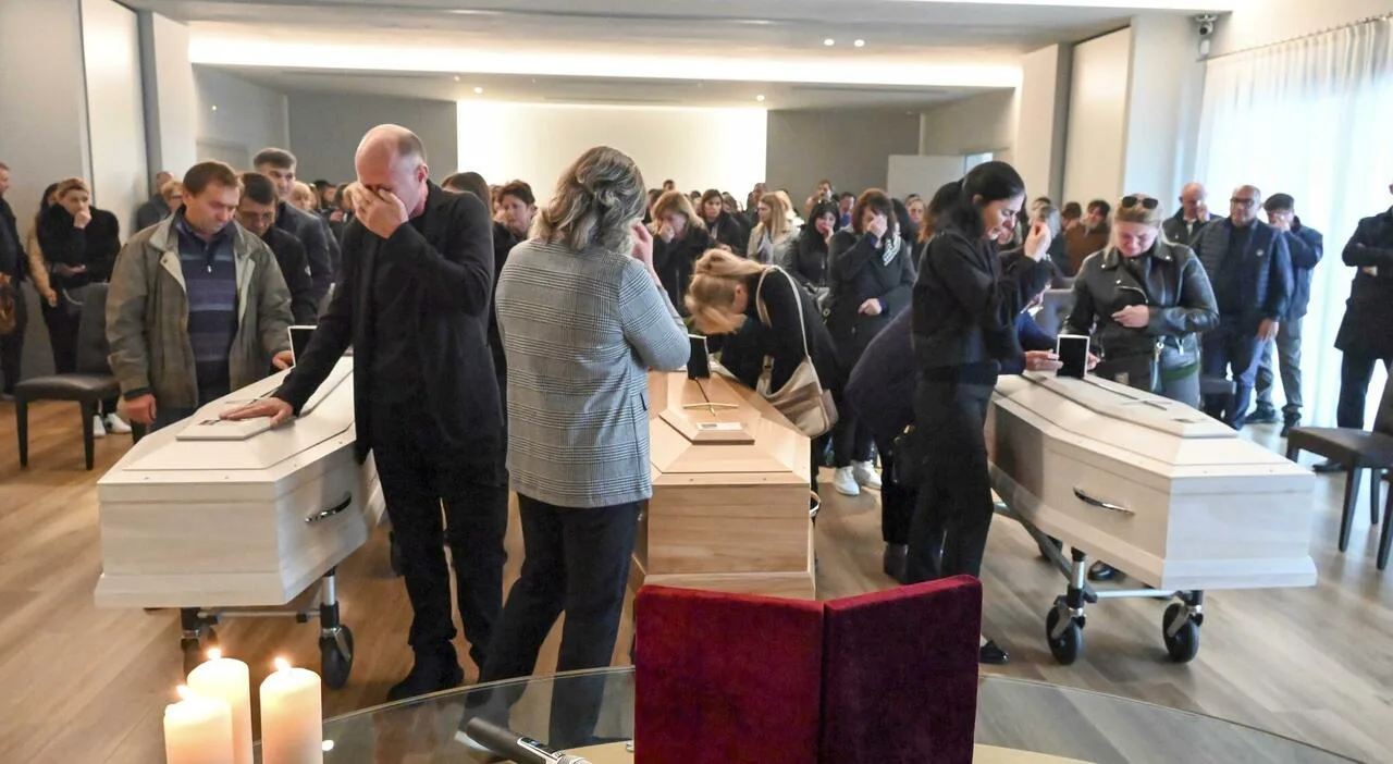 9149291_25210242_famiglia_balanuta_funerali_lacrime_abbracci_monossido (1) 9149291_25210242_famiglia_balanuta_funerali_lacrime_abbracci_monossido (1)