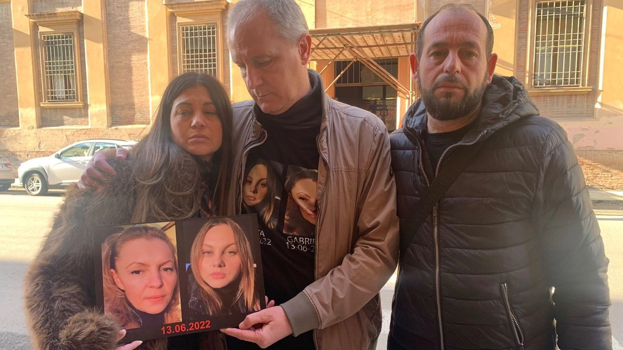 i-parenti-delle-due-vittime-davanti-al-tribunale