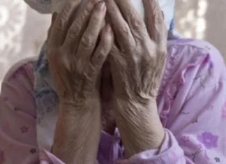 Îngrijitor din Italia, surprins de fiica bătrânei dezbrăcat în pat alături de pensionara de 91 de ani. „Îndepărtează-te imediat de mama mea!” 1