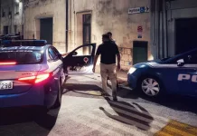 O româncă din Italia a încercat să incendieze vecinii de bloc, apoi s-a aruncat pe geam pentru a fugi de poliție 1