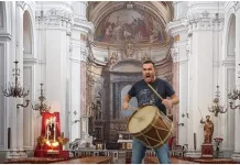 Deranjat de clopote, un bărbat din Italia a dat buzna în biserică cu o tobă și a început să o bată în timpul slujbei pentru a protesta 1