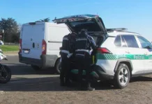 Români care călătoreau cu microbuzul spre România, lăsați pe jos de polițiștii italieni. Șoferul nu avea autorizație pentru transport persoane 1