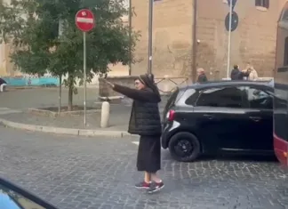 O călugăriță româncă a dirijat traficul în capitala Italiei. Șoferii recunoscători: „Mulțumim, Doamne!” 1