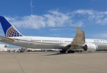 Piloții unui avion au efectuat o aterizare de urgență în altă țară după ce laptopul unui pasager a căzut între scaun și peretele cabinei. Motivul pentru care era un pericol 1