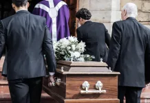 Caz cutremurător în Italia, la o înmormântare. Rudele au îngropat un sicriu gol, în timp ce trupul bătrânei decedate era încă la spital 1200-20251122171341