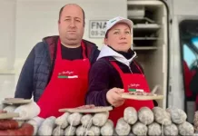 Români în Italia, cu taraba plină de bunătăți. Dan și Bianca și-au schimbat destinul prin muncă și sacrificii 1200-2025113092847 (4)