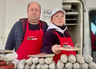 Români în Italia, cu taraba plină de bunătăți. Dan și Bianca și-au schimbat destinul prin muncă și sacrificii 1200-2025113092847 (4)