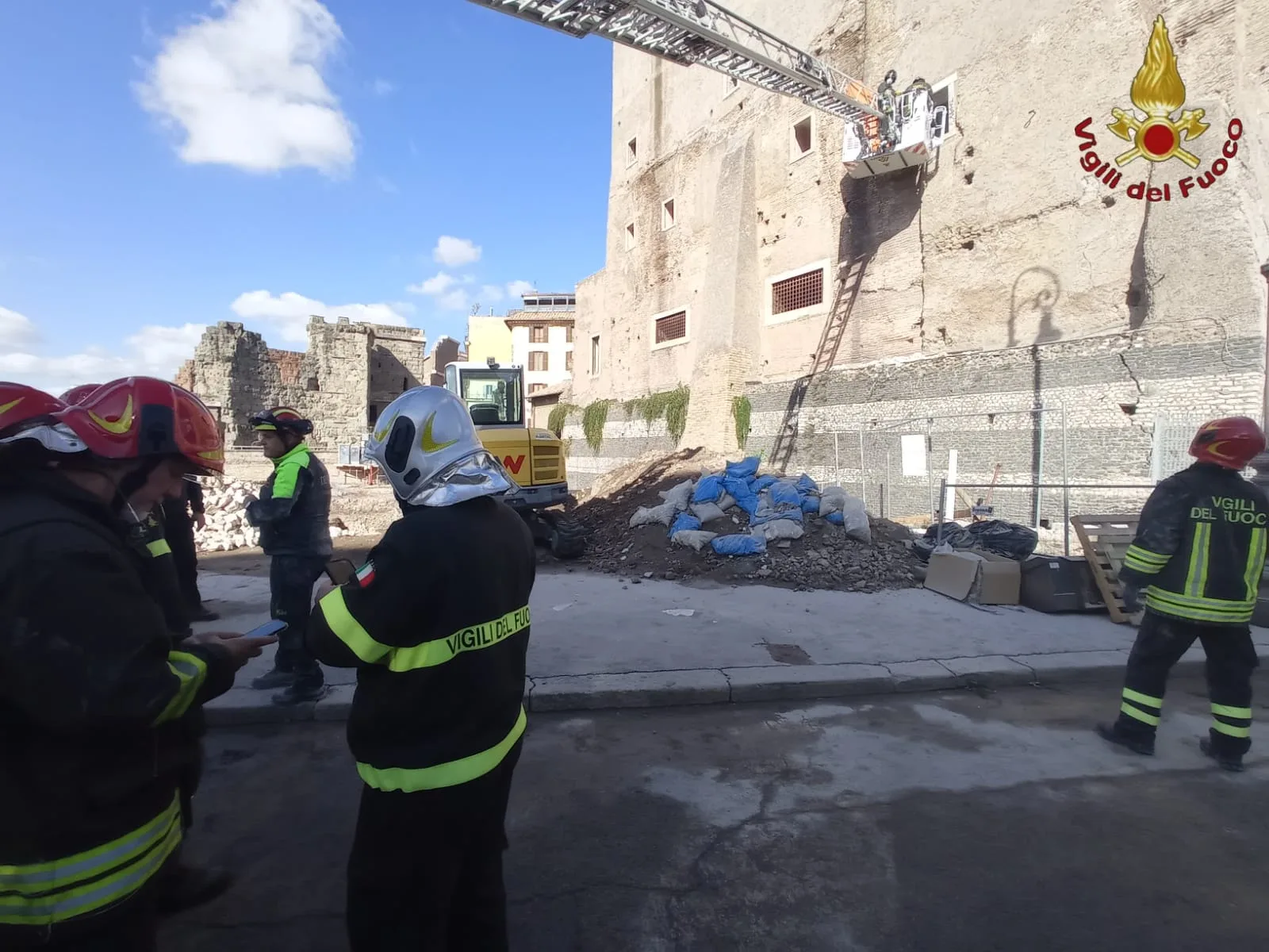 6688950_roma-crollata-parte-di-torre-dei-conti-salvate-4-persone-una-e-grave-foto-4