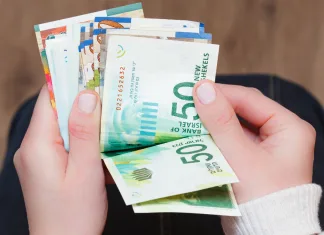 Măriri de salarii în Italia pentru badante, menajere și bone. Sumele pe care anagajatorii sunt obligați să le plătească de la 1 ianuarie 1