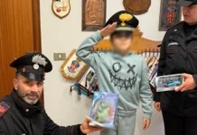 Poveste emoționantă în Italia: un copil de 11 ani a ieșit pe stradă să adune bani de cadou pentru surioara sa de Crăciun. Tatăl său îl dăduse dispărut 1