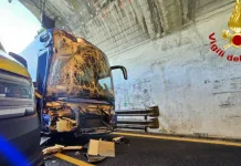 Grav accident în Italia între un autocar, un camion și două autoturisme. Un mort și 24 de pasageri răniți 1