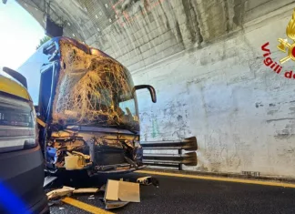 Grav accident în Italia între un autocar, un camion și două autoturisme. Un mort și 24 de pasageri răniți 1
