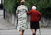 Îngrijitoare româncă în străinătate, condamnată și expulzată după ce a furat o sumă mare de bani din conturile bătrânei 1200-20251205181342