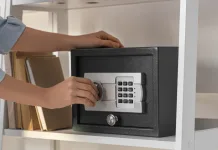 Badantă din Italia, acuzată că a furat seiful bătrânului pe care îl îngrijea. Anchetatorii cred că l-ar fi și drogat pe pensionar 1