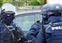 Badantă din Italia și bătrâna pentru care lucra, ținute ostatice sub amenințarea pistolului de soțul pensionarei. Polițiștii au intervenit în forță 1