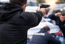 Scene șocante în Italia: Un român a smuls arma unui polițist și a început să tragă 1