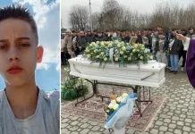 Emoționantele omagii aduse adolescentului român din Italia care a fost ucis într-un tragic accident. Tatăl băiatului, sfâșiat de durere la înmormântare 1