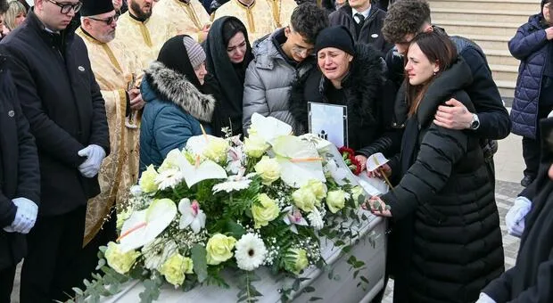 9300652_16095503_sergiu_tarna_funerale_mamma_urla_criminali