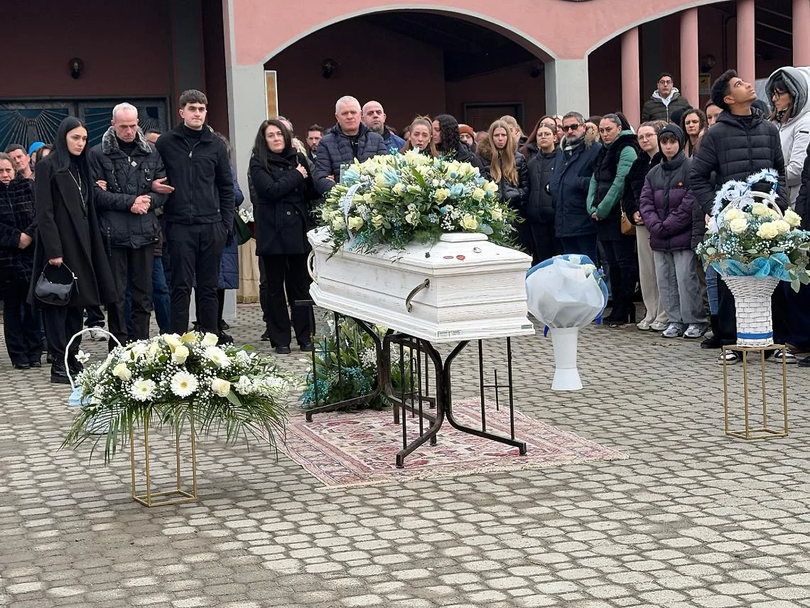 IMG_5654-1769185129714.jpg--una_bara_bianca__i_palloncini_azzurri_al_cielo_e_un_vuoto_enorme__lacrime_e_dolore_per_l_addio_a_mark__video_ IMG_5654-1769185129714.jpg--una_bara_bianca__i_palloncini_azzurri_al_cielo_e_un_vuoto_enorme__lacrime_e_dolore_per_l_addio_a_mark__video_