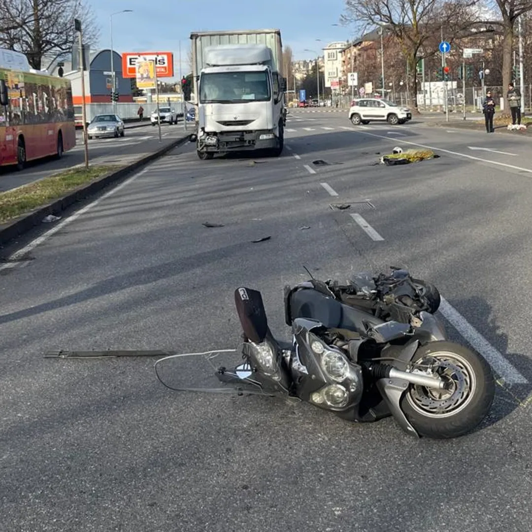 schianto-tra-camion-e-scooter-in-borgo-palazzo-muore-una-donna-di-52-anni-foto_36a6a274-fb5f-11f0-b4a1-45a31a2180f5_1080_1080 schianto-tra-camion-e-scooter-in-borgo-palazzo-muore-una-donna-di-52-anni-foto_36a6a274-fb5f-11f0-b4a1-45a31a2180f5_1080_1080