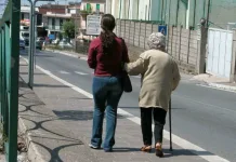 Badantă acuzată că a moștenit două case și 20.000 de euro de la bătrână printr-un testament obținut prin înșelăciune 1