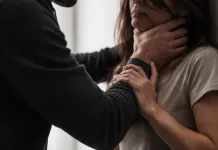 Român anchetat în Italia după ce și-ar fi terorizat fosta iubită. 130 de apeluri în numai câteva ore, strânsă de gât și lovită cu palma 1