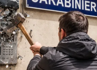 Un român din Italia s-a dus la comandamentul carabinierilor și a făcut bucăți cu toporul interfonul și defibrilatorul 1