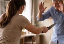 Criză de gelozie în Italia: o româncă și-a trimis iubitul la Urgențe de două ori. Bărbatul, cu 20 de ani mai în vârstă, a fost rănit cu cuțitul 1