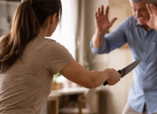 Criză de gelozie în Italia: o româncă și-a trimis iubitul la Urgențe de două ori. Bărbatul, cu 20 de ani mai în vârstă, a fost rănit cu cuțitul 1