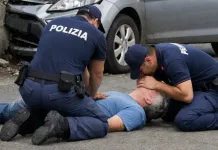 Român din Italia, suferă un infarct la volan și se izbește de un stâlp. Salvat de doi polițiști ajunși acolo din greșeală 1