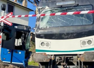 Accident în Italia între un tren și un autobuz plin cu elevi: mai mulți răniți după impactul de la o trecere fără bariere 1