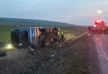 VIDEO | Tragedie în România: Un mort și 14 răniți după ce un autocar plin cu pasageri s-a răsturnat. Activat Planul Roșu de intervenție 1